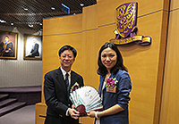 Prof. Gordon Cheung (left), Associate-Vice-President of CUHK, presents a souvenir to Ms Sharon Ko, Principal Assistant Secretary (Higher Education) of the HKSAR Education Bureau